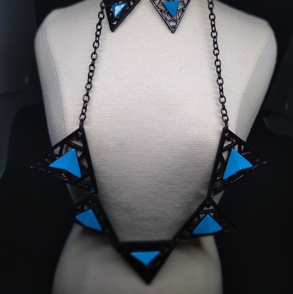 Sassy Trinagle Style Blue and Black Necklace Set - Picture 3 of 3